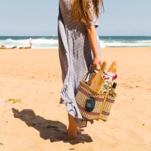 JBL Clip 4 speaker in black with integrated carabiner — portable, IP67 waterproof mini speaker